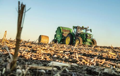 John Deere automatiza condução e enfardamento com novo Hands-Free Baling