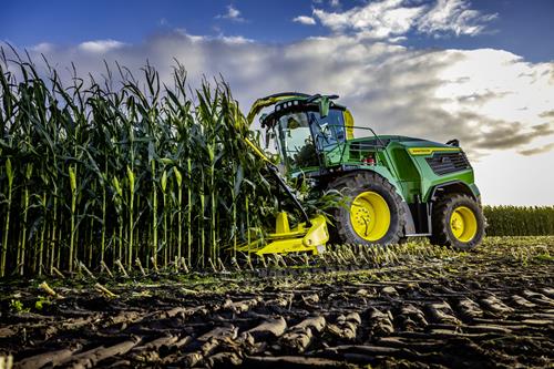 John Deere lança novas picadoras F8 e F9 com o foco na precisão