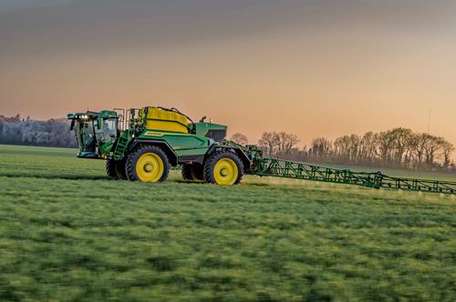 Novo pulverizador automotriz John Deere 500R alia conforto e precisão